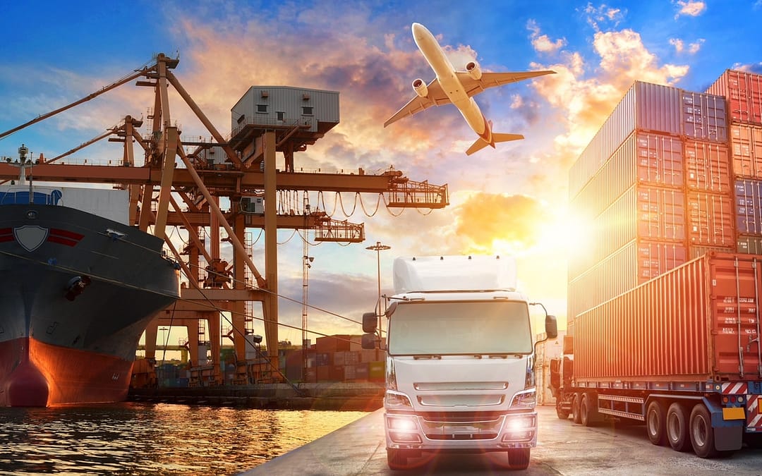 Advantages and Disadvantages of Commercial Freight Shipping